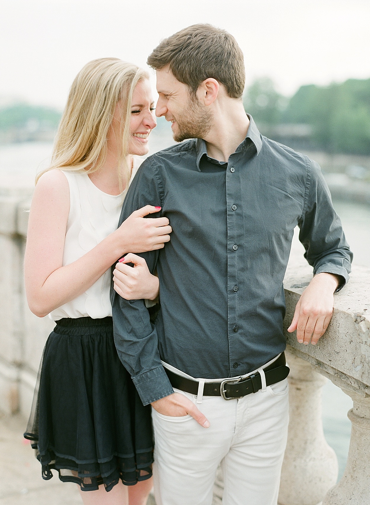romantic Paris, France portraits at Pont de Bir-Hakeim | Abby Grace Photography