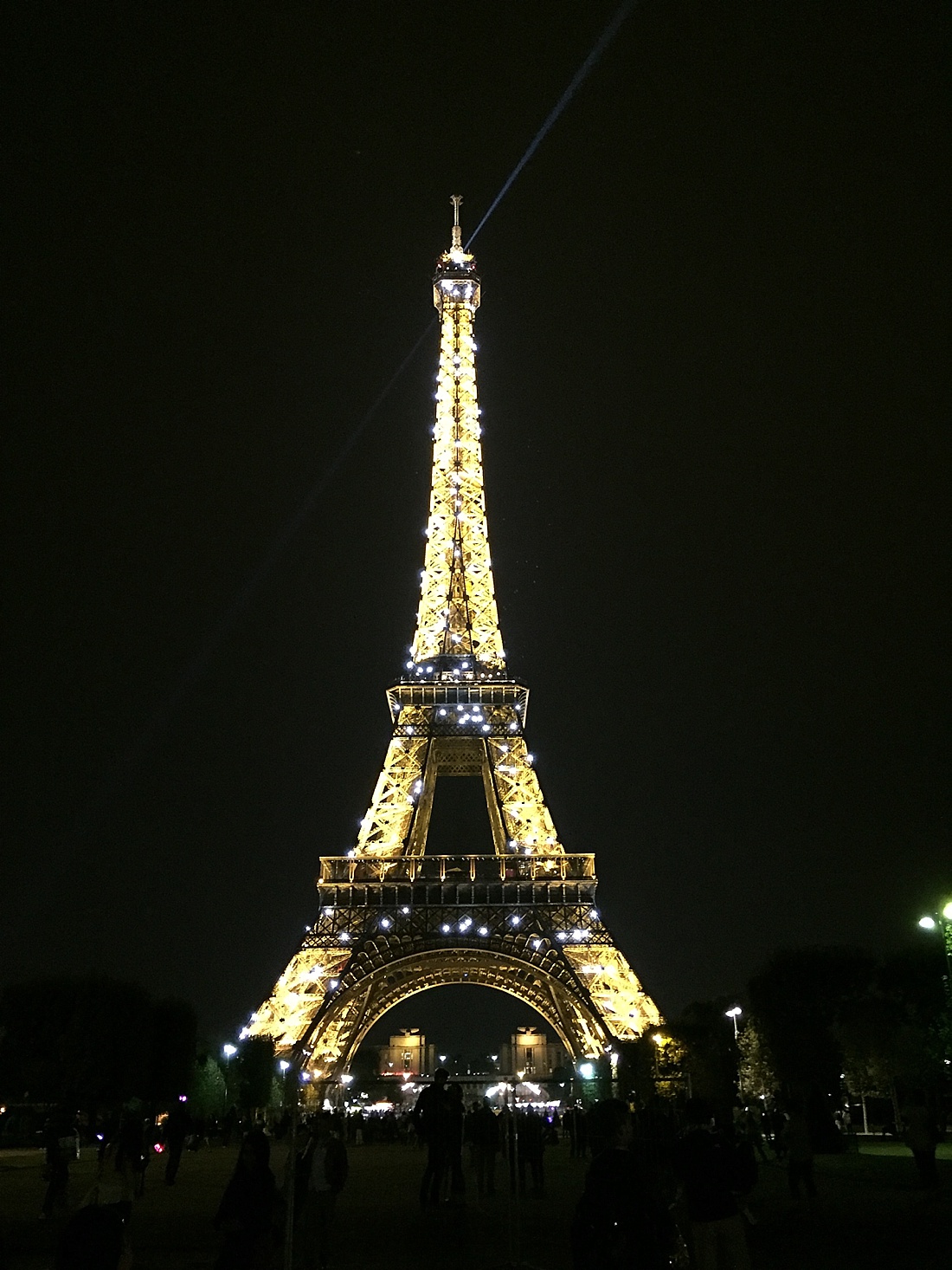 La Tour Eiffel, lit up at night | Abby Grace Photography